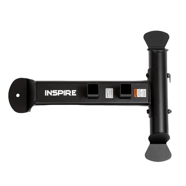 Zwarte Inspire Fitness accessoirebasis voor fitnessbevestigingen, met zichtbaar merknaam en sleuven voor het opbergen van fitnessapparatuur.
