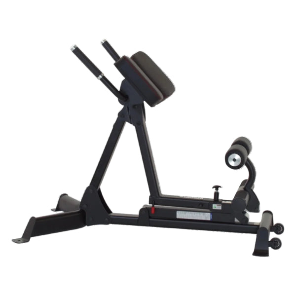 Een zwarte Inspire Fitness 45/90 Hyperextension Bench ontworpen voor kernkracht en rugversterkende oefeningen, met verstelbare heup- en beenkussens.
